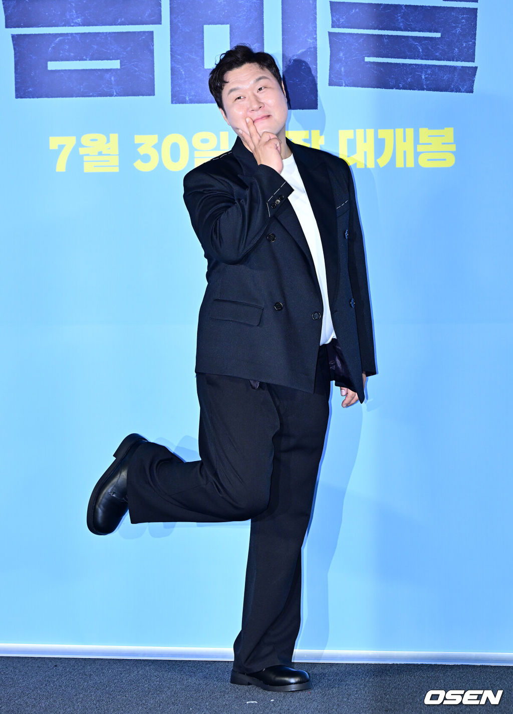 30일 오전 서울 용산구 한강로동 CGV 용산아이파크몰에서 영화 ‘좀비딸’ 제작보고회가 열렸다.‘좀비딸’은 이 세상 마지막 남은 좀비가 된 딸을 지키기 위해 극비 훈련에 돌입한 딸바보 아빠의 코믹 드라마.배우 윤경호가 포토타임을 하고 있다. 2025.06.30 /jpnews@osen.co.kr