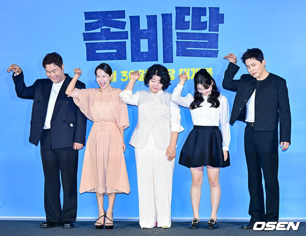 30일 오전 서울 용산구 한강로동 CGV 용산아이파크몰에서 영화 ‘좀비딸’ 제작보고회가 열렸다.‘좀비딸’은 이 세상 마지막 남은 좀비가 된 딸을 지키기 위해 극비 훈련에 돌입한 딸바보 아빠의 코믹 드라마.배우 윤경호, 조여정, 이정은, 최유리, 조정석이 포토타임을 하고 있다. 2025.06.30 /jpnews@osen.co.kr