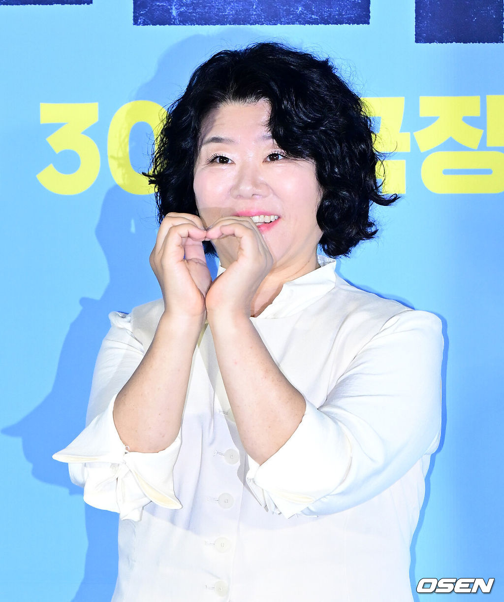 30일 오전 서울 용산구 한강로동 CGV 용산아이파크몰에서 영화 ‘좀비딸’ 제작보고회가 열렸다.‘좀비딸’은 이 세상 마지막 남은 좀비가 된 딸을 지키기 위해 극비 훈련에 돌입한 딸바보 아빠의 코믹 드라마.배우 이정은이 포토타임을 하고 있다. 2025.06.30 /jpnews@osen.co.kr
