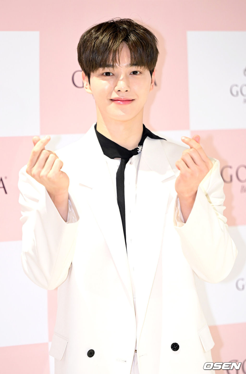6일 오전 서울 서초동의 한 매장에서 초콜릿 브랜드의 발렌타인데이 기념 행사가 열렸다.배우 송강이 행사에 참석해 포즈를 취하고 있다. 2024.02.06 / dreamer@osen.co.kr