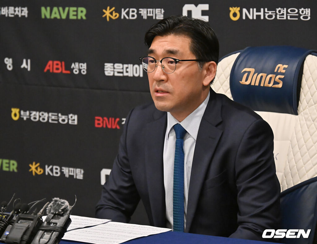 30일 창원NC파크에서 2025 신한 SOL 뱅크 KBO 리그 NC 다이노스와 한화 이글스의 경기가 열린다. 홈팀 NC가 긴 방황을 끝내고 홈구장으로 돌아왔다.NC 다이노스 이진만 대표가 창원NC파크 재개장 관련 구단 입장과 향후 대처에 대한 공식 브리핑을 진행하고 있다. 2025.05.30 / foto0307@osen.co.kr