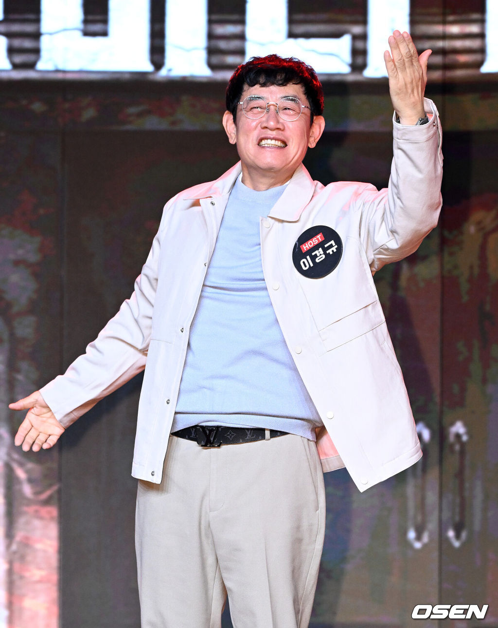 14일 오전 서울 동대문 브이스페이스에서 넷플릭스 예능 ‘코미디 리벤지’ 제작발표회가 열렸다.‘코미디 리벤지’는 ‘코미디 로얄’ 우승팀 이경규팀이 판을 깔고 K-코미디 대표주자들이 각잡고 웃음 터뜨리는 코미디 컴피티션이다.코미디언 이경규가 포토타임을 가지고 있다. 2024.10.14 /sunday@osen.co.kr