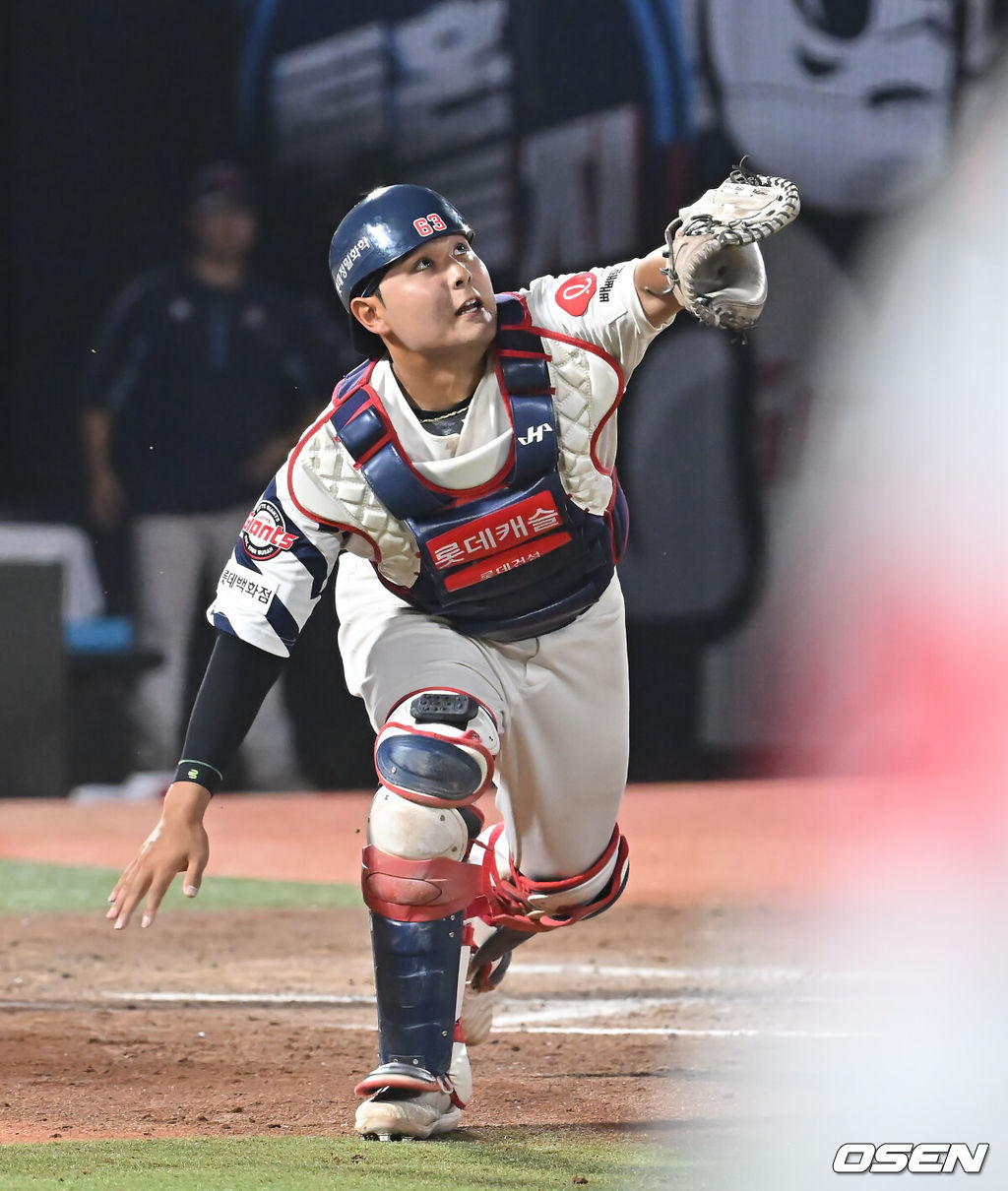 18일 부산 사직야구장에서 2025 신한 SOL 뱅크 KBO 리그 롯데 자이언츠와 한화 이글스의 경기가 열렸다. 홈팀 롯데는 홍민기가, 방문팀 한화는 엄상백이 선발 출전했다.롯데 자이언츠 박재엽이 8회초 무사 2루 한화 이글스 이원석의 파울 플라이볼을 잡고 있다. 2025.06.18 / foto0307@osen.co.kr