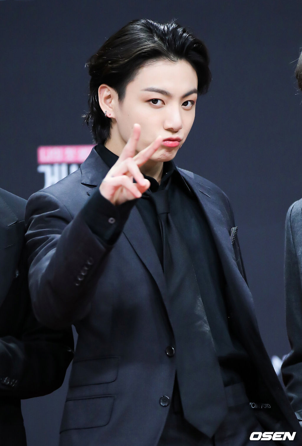 [OSEN=사진팀] 6일 오후 2020 엠넷 아시안 뮤직 어워즈(2020 MAMA) 레드카펫 행사가 열렸다. 방탄소년단 정국이 포토타임을 갖고 있다./photo@osen.co.kr[사진] CJ ENM 제공