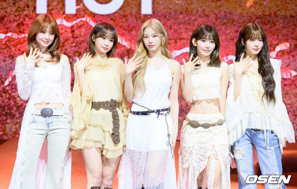 14일 서울 광진구 예스24 라이브홀에서 그룹 르세라핌(LE SSERAFIM) 미니 5집 ‘HOT’ 미디어 쇼케이스가 열렸다.르세라핌(김채원, 사쿠라, 허윤진, 카즈하, 홍은채)의 신보 ‘HOT’은 사랑하는 것에 온 마음을 다하는 태도를 담은 앨범이다.르세라핌이 포토타임을 가지고 있다. 2025.03.14 /sunday@osen.co.kr