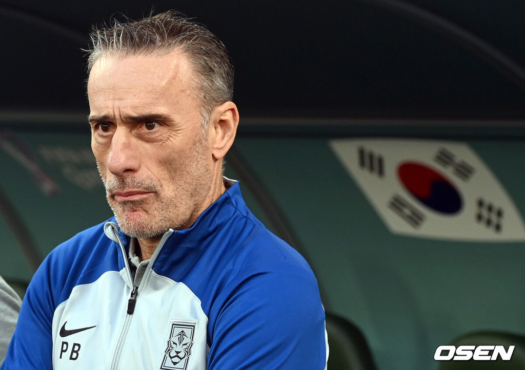  24일(현지시간)  카타르 도하 에듀케이션 시티 스타디움에서 2022 국제축구연맹(FIFA) 카타르 월드컵 조별리그 H조 대한민국과 우루과이의 경기가 진행됐다.경기에 앞서 한국 파울루 벤투 감독이 그라운드를 바라보고 있다. 2022.11.24 /soul1014@osen.co.kr