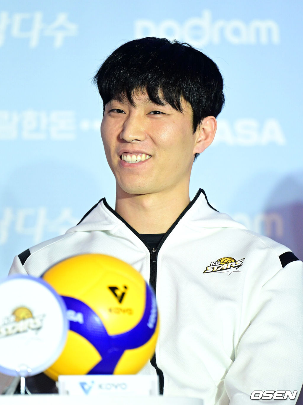21일 오후 서울 청담동 리베라호텔에서 ‘도드람 2024-25 V리그’ 포스트시즌 미디어데이가 열렸다.이번 미디어데이에는 정규리그 1위로 챔피언결정전에 직행한 현대캐피탈과 흥국생명을 비롯해 플레이오프에서 맞붙는 대한항공과 KB손해보험(남자부), 정관장과 현대건설(여자부) 감독 및 대표선수가 나와 각오를 전한다. KB손해보험 황택의가 출사표를 던진 뒤 미소짓고 있다. 2025.03.21 / dreamer@osen.co.kr