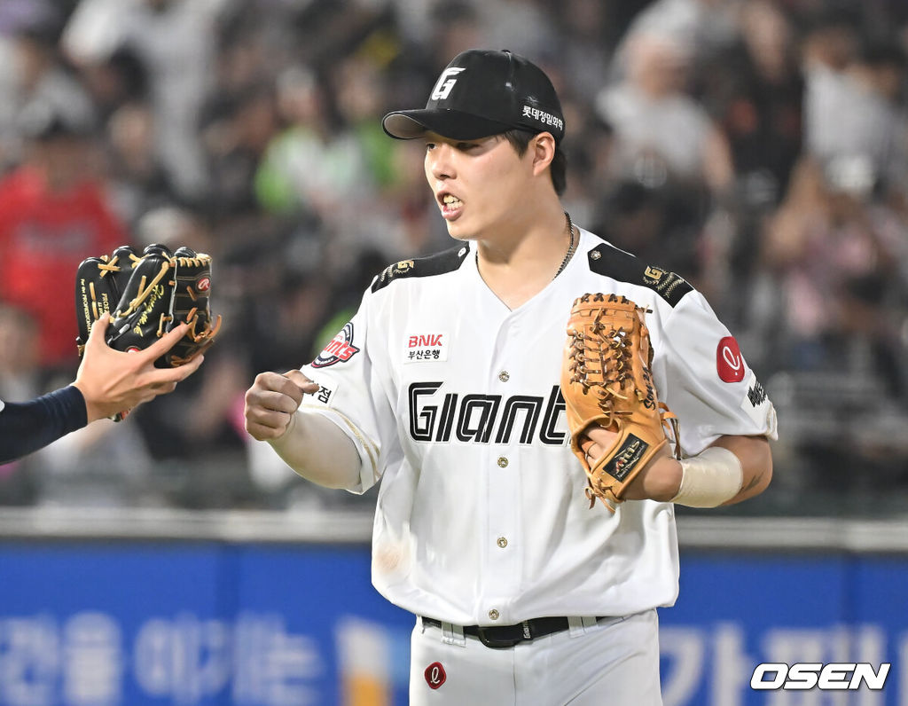 27일 부산 사직야구장에서 2025 신한 SOL 뱅크 KBO 리그 롯데 자이언츠와 KT 위즈의 경기가 열렸다. 홈팀 롯데는 이민석이, 방문팀 삼성은 고영표가 선발 출전했다.롯데 자이언츠 고승민이 4회초 1사 1루 KT 위즈 허경민을 병살로 잡고 홍민기와 하이파이브를 하고 있다. 2025.06.27 / foto0307@osen.co.kr