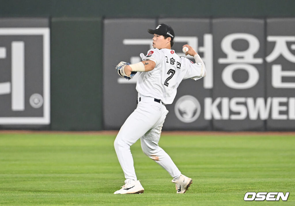 27일 부산 사직야구장에서 2025 신한 SOL 뱅크 KBO 리그 롯데 자이언츠와 KT 위즈의 경기가 열렸다. 홈팀 롯데는 이민석이, 방문팀 삼성은 고영표가 선발 출전했다.롯데 자이언츠 고승민이 우익수 수비를 하고 있다. 2025.06.27 / foto0307@osen.co.kr