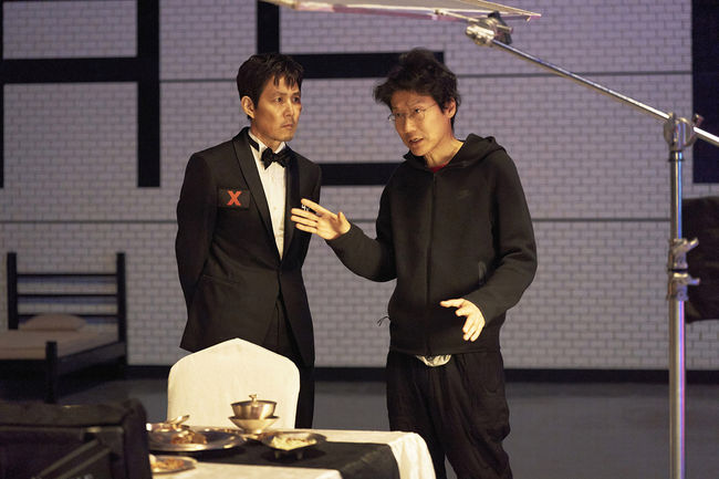 Squid Game S3 (L to R) Lee Jung-jae as Seong Gi-hun, Director Hwang Dong-hyuk in Squid Game S3 Cr. No Ju-han/Netflix © 2025
