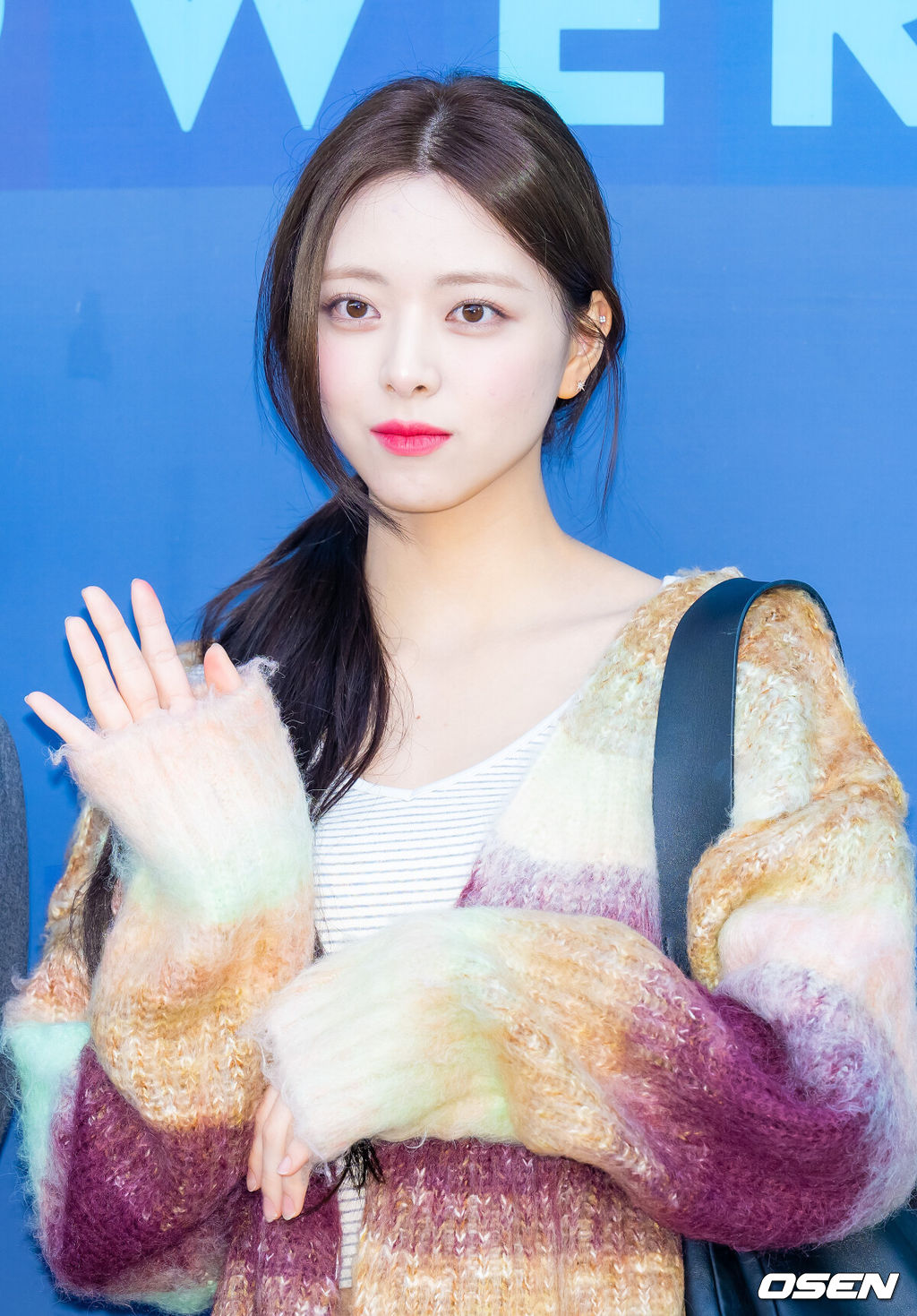 있지(ITZY) 멤버들이 30일 오전 서울 목동 SBS 사옥에서 진행된 SBS 라디오 파워FM '김영철의 파워FM’에 게스트로 참석했다.있지는 새 앨범 더블 타이틀곡 'GOLD'와 'Imaginary Friend'로 활동 중이다.있지 유나가 퇴근길에 포즈를 취하고 있다. 2024.10.30 / rumi@osen.co.kr