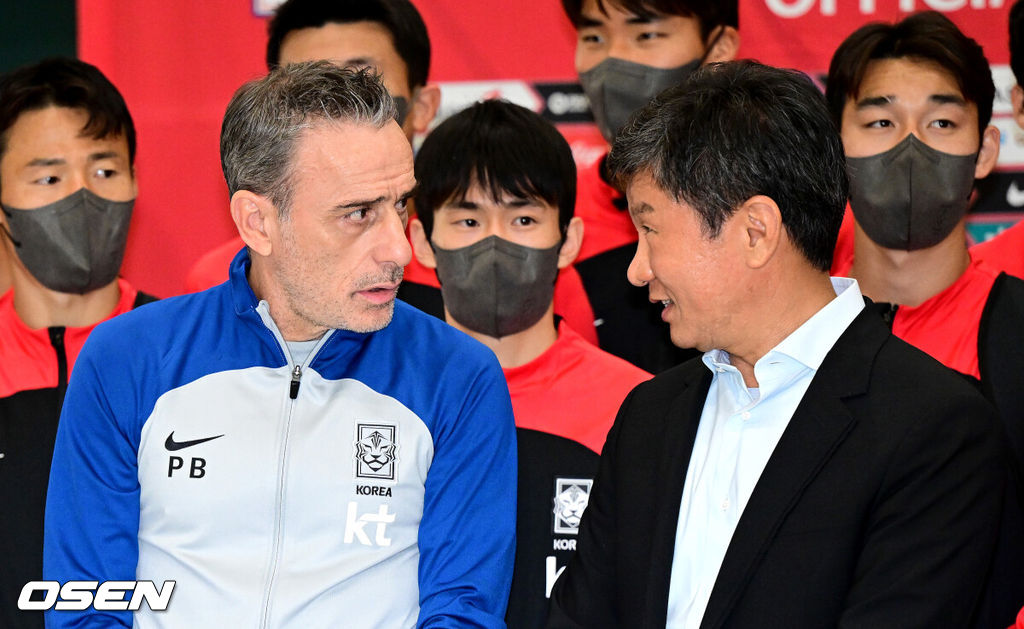 ‘2022 카타르 월드컵’에서 12년 만에 16강 진출 쾌거를 달성한 대한민국 축구대표팀이 7일 오후 인천공항읕 통해 귀국했다.대한민국 벤투 감독(왼쪽)과 정몽규 대한축구협회장이 귀국 인사를 준비하며 대화를 나누고 있다. 2022.12.07 / dreamer@osen.co.kr
