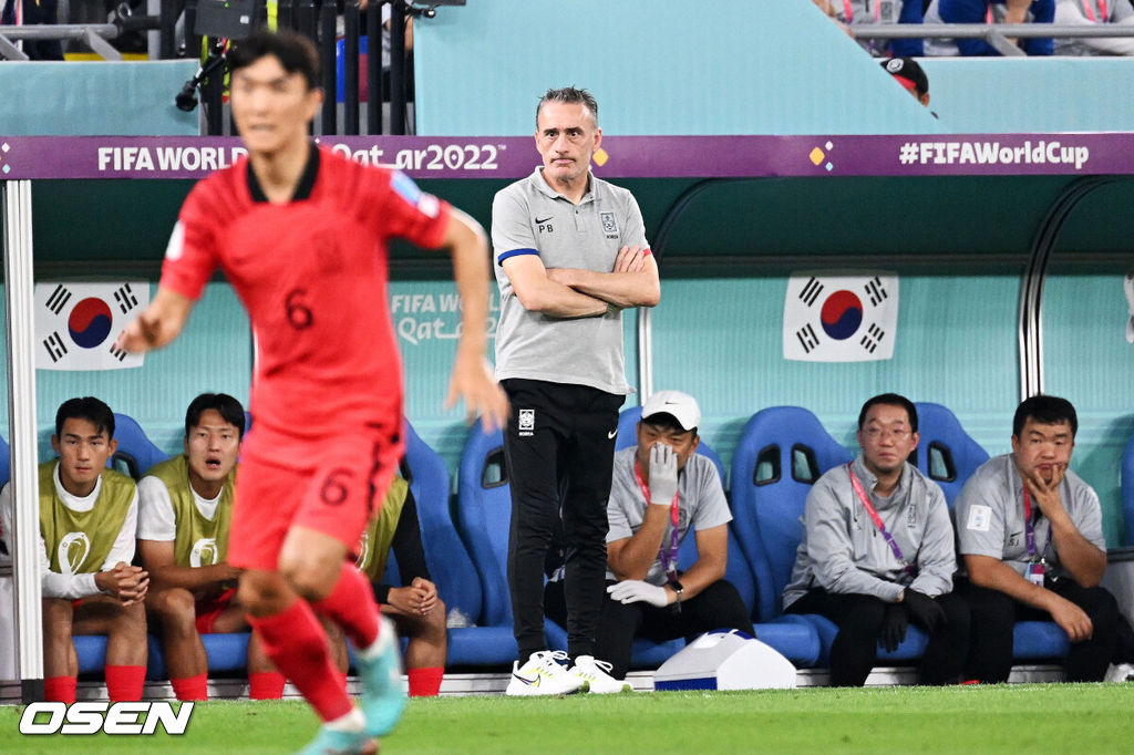 5일(현지시간)카타르 도하 974 스타디움에서 2022 카타르 월드컵 16강전 대한민국과 브라질의 경기가 열렸다. 이 경기에서 한국은 1-4로 패했다. 한국은 호주, 일본에 이어 16강에서 탈락하며 아시아의 마지막 자존심을 지키지 못했다.한국 파울루 벤투 감독이 경기를 주시하고 있다. 2022.12.05 / soul1014@osen.co.kr