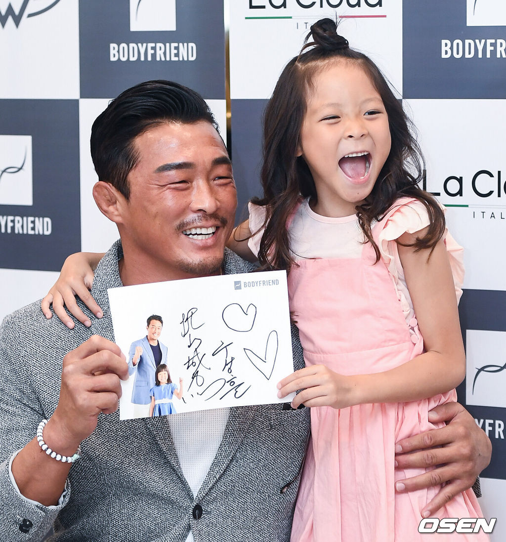 17일 서울 광화문 바디프랜드 광화문점 직영전시장에서 진행된 헬스케어 브랜드 '바디프랜드' 론칭 파티에서 추성훈-추사랑 부녀가 포즈를 취하고 있다.  / soul1014@osen.co.kr
