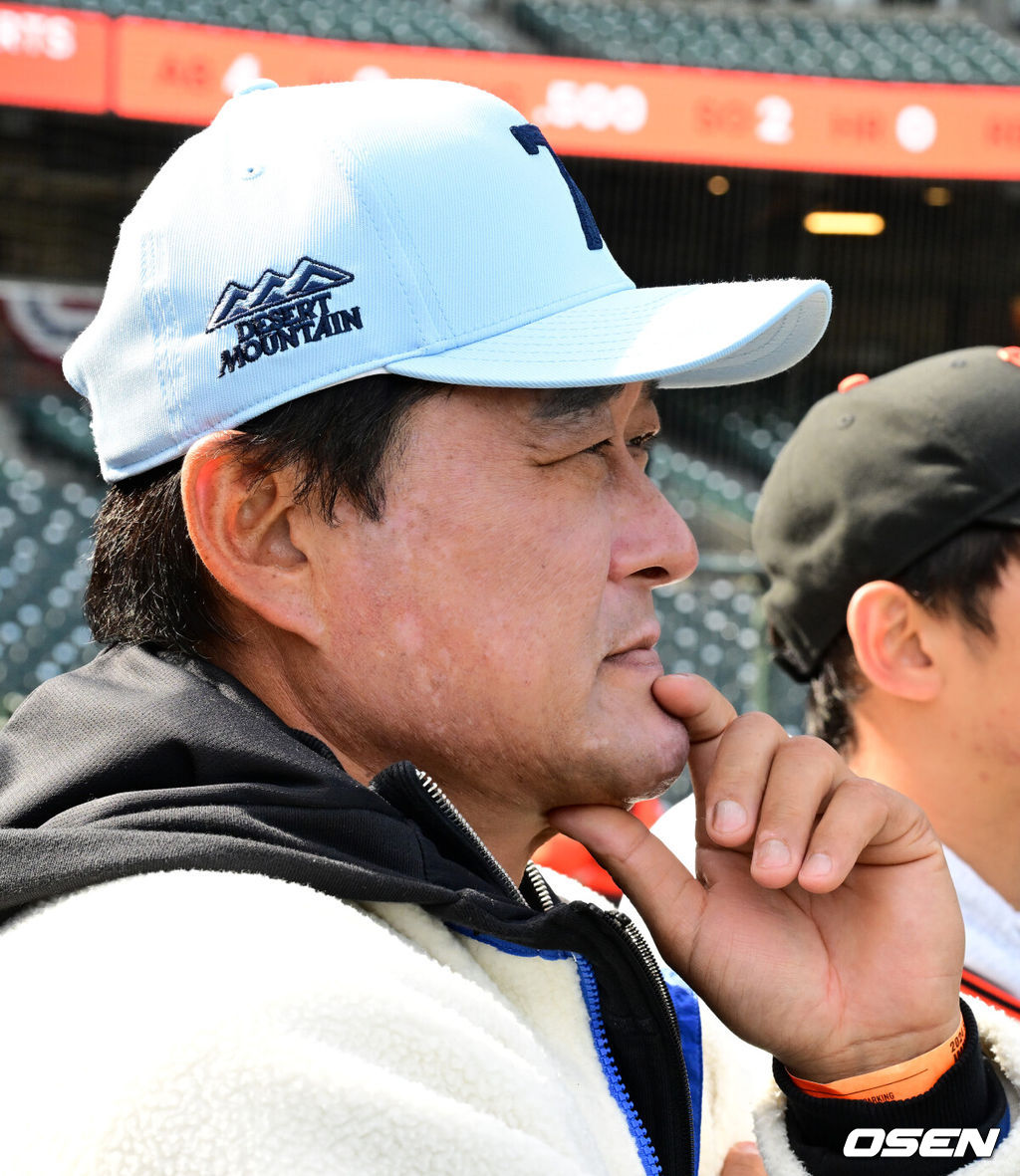 샌프란시스코 자이언츠 이정후(26)와 샌디에이고 파드리스 김하성(29)이 2경기 연속 무안타로 침묵했다. 샌디에이고는 만루홈런으로 지난 경기 끝내기 패배를 설욕했다.샌프란시스코는 7일(이하 한국시간) 미국 캘리포니아주 샌프란시스코 오라클 파크에서 열린 2024시즌 메이저리그 샌디에이고와의 경기에서 0-4로 패했다. 샌디에이고는 전날 끝내기 패배의 충격을 이겨내고 3연전 전적 1승 1패 균형을 맞췄다. 이정후는 슈퍼캐치를 하나 성공시켰지만 타격에서는 아쉬움이 있었다. 4타수 무안타를 기록하며 지난 3일 다저스전 안타 이후 11타수 연속 무안타로 침묵했다. 시즌 성적은 9경기 타율 2할(35타수 7안타) 1홈런 4타점 2득점 OPS .554로 하락했다. 김하성은 3타수 무안타 1득점 1볼넷을 기록했다. 지난 4일 세인트루이스전 안타 이후 9타수 연속 무안타가 이어지고 있다. 하지만 볼넷으로 만루찬스를 연결하면서 샌디에이고 승리의 발판을 마련했다. 시즌 성적은 11경기 타율 2할(40타수 8안타) 1홈런 4타점 5득점 3도루 OPS .623을 기록중이다.경기에 앞서 이종범 코치가 샌프란시스코 이정후의 훈련을 지켜보고 있다. 2024.04.07 /jpnews@osen.co.kr