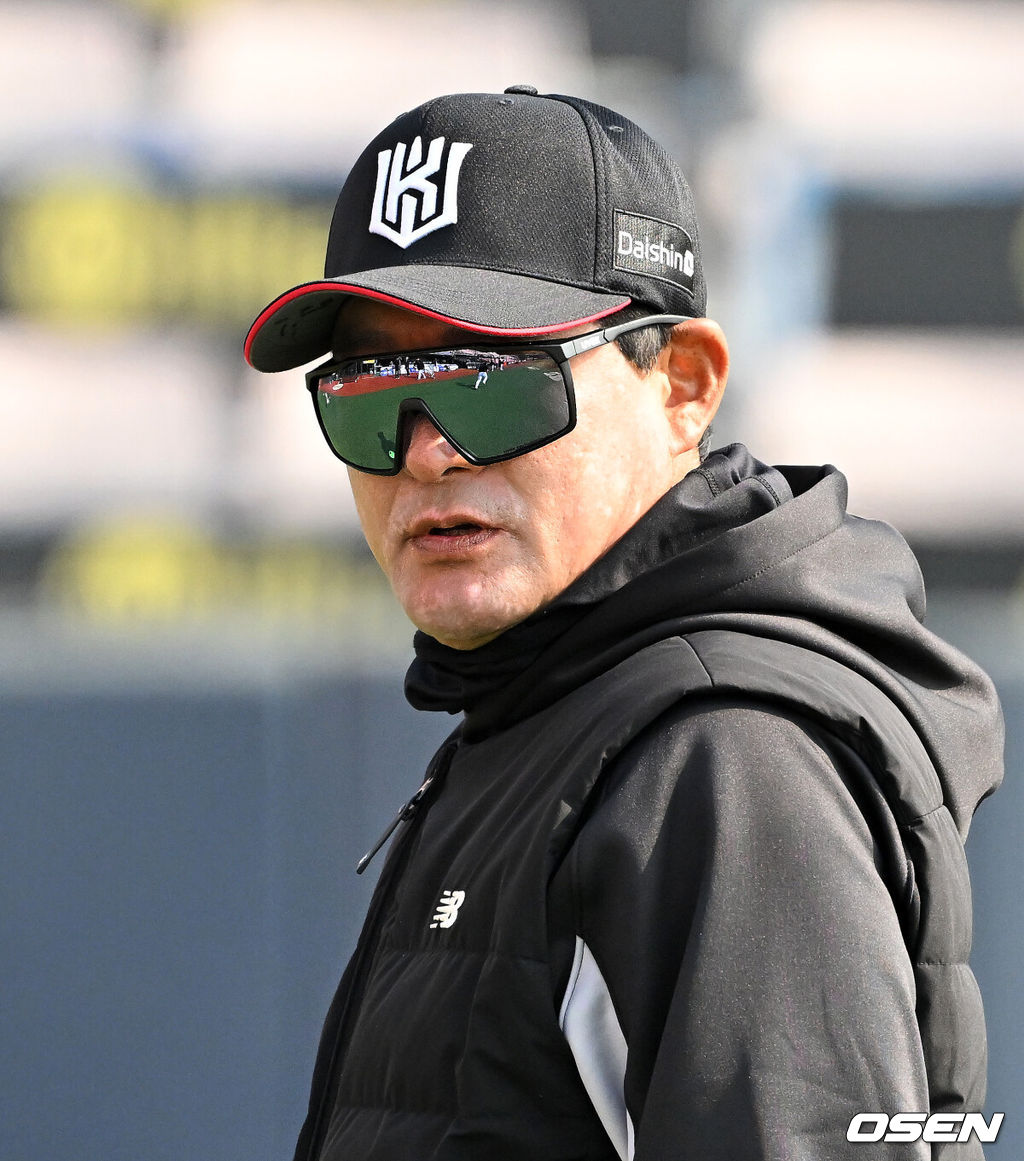 9일 오후 수원KT위즈파크에서  2025 신한 SOL뱅크 KBO 리그 시범경기 KT 위즈와 LG 트윈스의 경기가 열렸다.KBO리그 10개 구단은 오는 18일까지 시범경기 10경기를 소화한다. 2025시즌 개막전은 오는 22일 개최된다. 개막전 매치업은 LG-롯데(서울 잠실구장), KIA-NC(광주-기아챔피언스필드), SSG-두산(인천 SSG랜더스필드), KT-한화(수원 KT위즈파크), 삼성-키움(대구 삼성라이온즈파크)이다.경기에 앞서 KT 이종범 코치가 훈련을 지도하고 있다. 2025.03.09 / jpnews@osen.co.kr