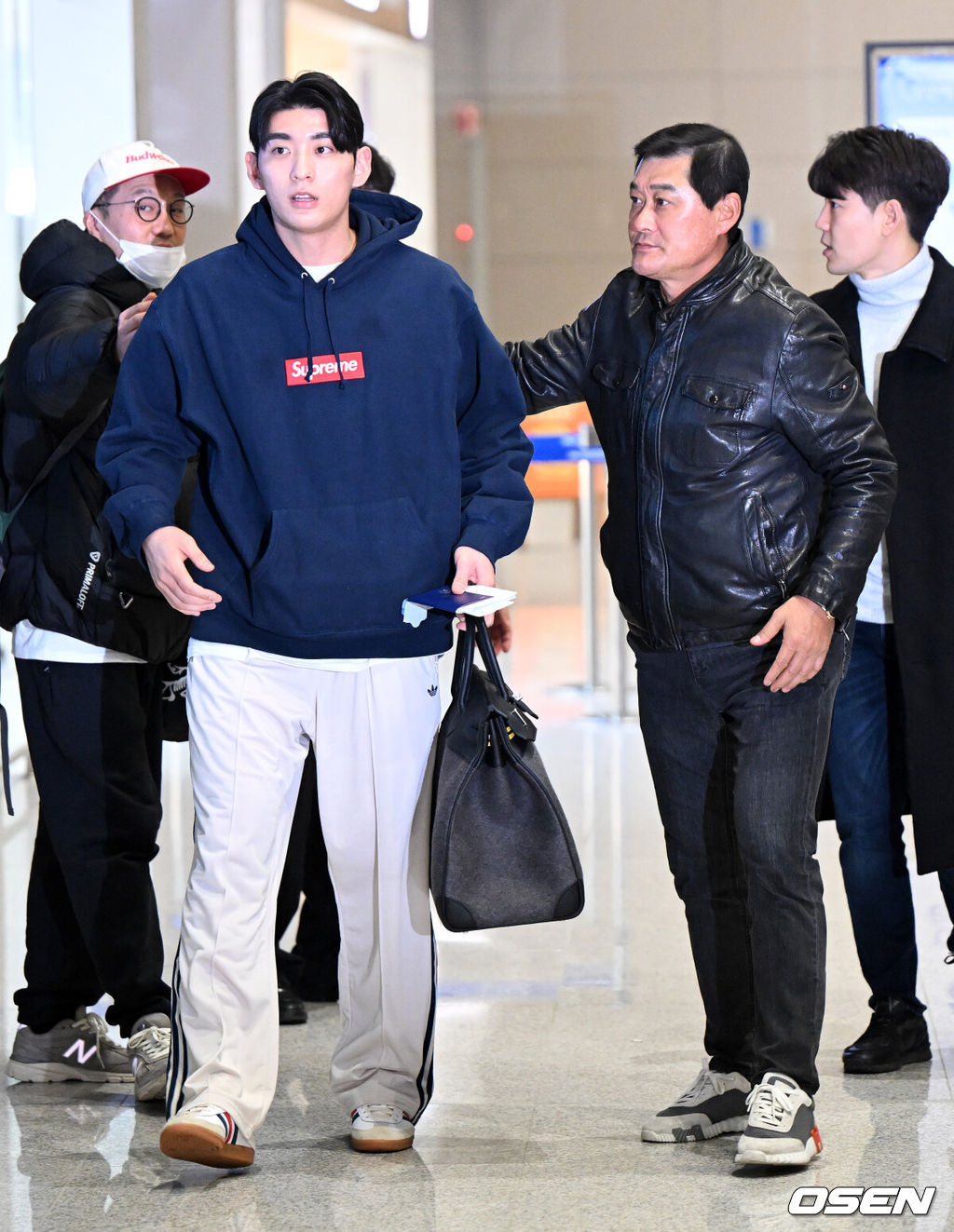 ‘바람의 손자’ 이정후(샌프란시스코 자이언츠)가 13일 오후 인천국제공항을 통해 팀 스프링캠프에 합류하기 위해 출국했다. 데뷔 시즌 자이언츠의 리드오프와 3번 타순을 오가며 주전 중견수로 뛴 그는 37경기 타율 2할6푼2리 38안타 2홈런 8타점 15득점 2도루 OPS .641를 남기고 불의의 부상을 당해 조기에 시즌을 마쳤다. 메이저리그 첫해의 아쉬움을 씻고 2년차를 맞은 이정후는 이날 출국해 본격적인 2025시즌 준비에 돌입한다.샌프란시스코 자이언츠 이정후가 아버지 이종범 코치와 인사를 나누고 있다. 2025.1.13 / jpnews@osen.co.kr