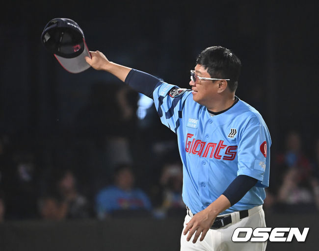 [OSEN=부산, 이석우 기자] 22일 부산 사직야구장에서 2025 신한 SOL 뱅크 KBO 리그 롯데 자이언츠와 삼성 라이온즈의 경기가 열렸다. 홈팀 롯데는 박세웅이, 방문팀 삼성은 원태인이 선발 출전했다.롯데 자이언츠 김태형 감독이 삼성 라이온즈에 9-6 역전승 한 후 팬들에게 인사를 하고 있다. 2025.06.22 / foto0307@osen.co.kr
