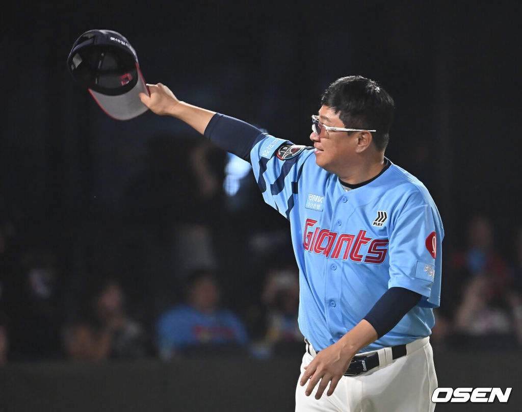 22일 부산 사직야구장에서 2025 신한 SOL 뱅크 KBO 리그 롯데 자이언츠와 삼성 라이온즈의 경기가 열렸다. 홈팀 롯데는 박세웅이, 방문팀 삼성은 원태인이 선발 출전했다.롯데 자이언츠 김태형 감독이 삼성 라이온즈에 9-6 역전승 한 후 팬들에게 인사를 하고 있다. 2025.06.22 / foto0307@osen.co.kr