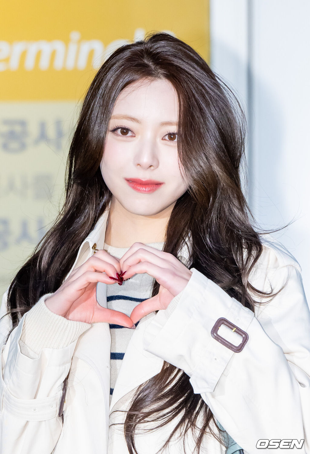 있지 유나가 9일 오전 뉴욕 익스프레시브 럭셔리 브랜드 코치(Coach) 2025 F/W 컬렉션 패션쇼 참석 차 인천국제공항을 통해 미국 뉴욕으로 출국했다. 있지 유나가 출국에 앞서 포즈를 취하고 있다. 2025.02.09 / soul1014@osen.co.kr