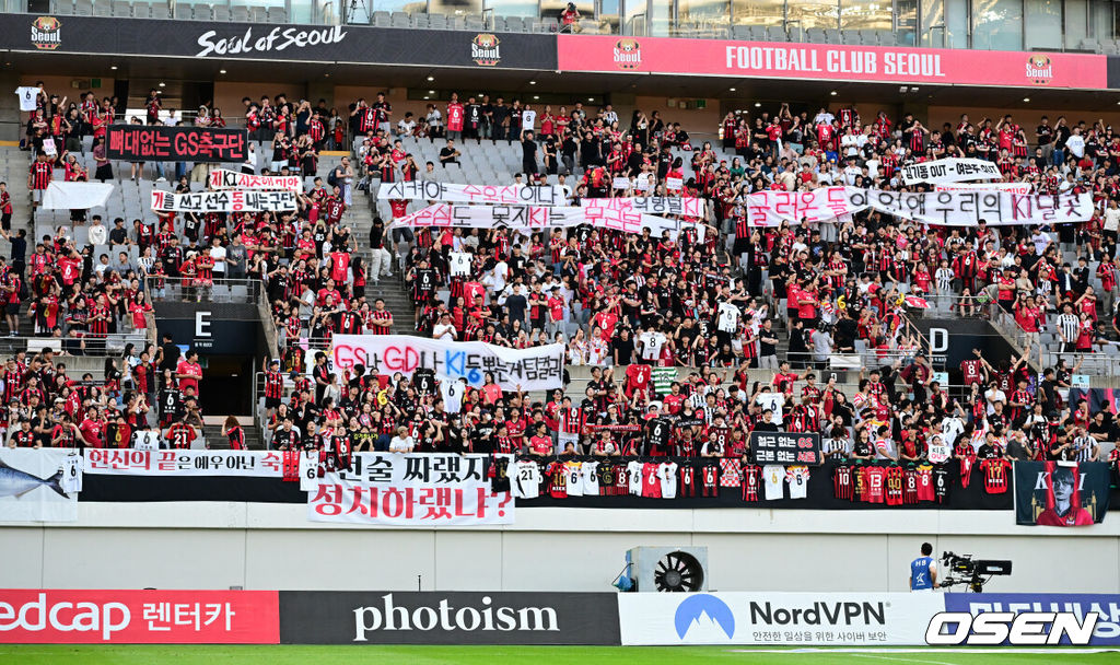 29일 오후 서울 마포구 월드컵경기장에서 하나은행 K리그 1 2025 21라운드 서울 FC와 포항 스틸러스의 경기가 열렸다. 서울은 6승 9무 5패로 리그 8위, 포항은 9승 5무 6패로 리그 4위를 기록하고 있다.최근 서울 기성용의 포항 이적에 성난 팬들이 항의를 보내고 있다. 2025.06.29 / ksl0919@osen.co.kr