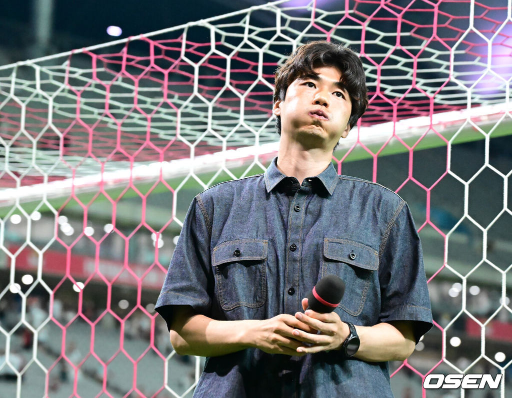 기성용 이적 사가'로 인해 관심이 집중된 FC 서울과 포항 스틸러스의 맞대결은 서울의 완승으로 끝났다. 서울은 29일 서울월드컵경기장에서 열린 하나은행 K리그 1 2025 21라운드 포항 스틸러스와 맞대결서 4-1로 승리했다. 경기 종료 후 포항 기성용이 관중에게 인사하고 있다. 2025.06.29 / ksl0919@osen.co.kr