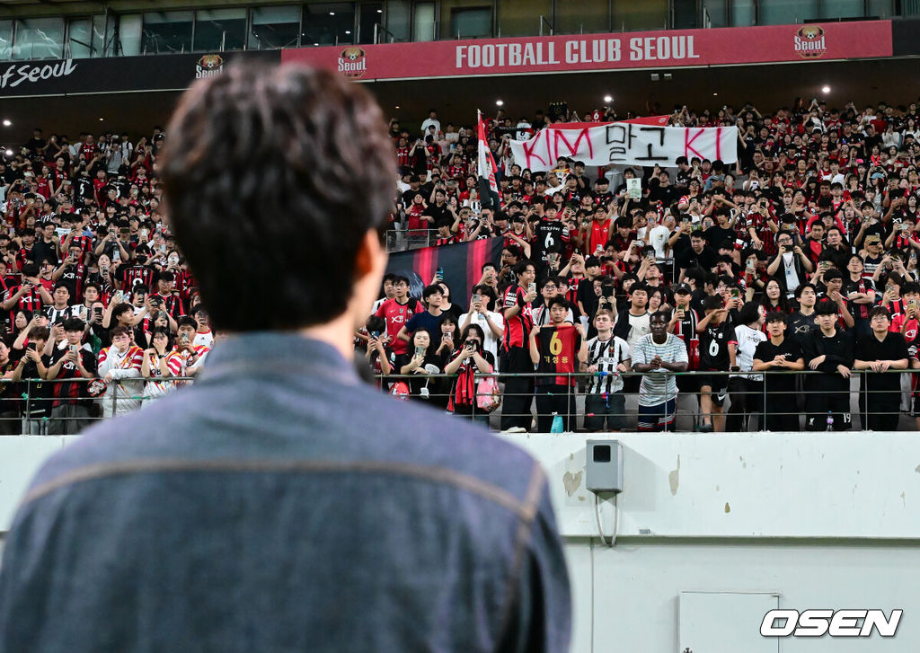 기성용 이적 사가'로 인해 관심이 집중된 FC 서울과 포항 스틸러스의 맞대결은 서울의 완승으로 끝났다. 서울은 29일 서울월드컵경기장에서 열린 하나은행 K리그 1 2025 21라운드 포항 스틸러스와 맞대결서 4-1로 승리했다. 경기 종료 후 포항 기성용이 관중에게 인사하고 있다. 2025.06.29 / ksl0919@osen.co.kr