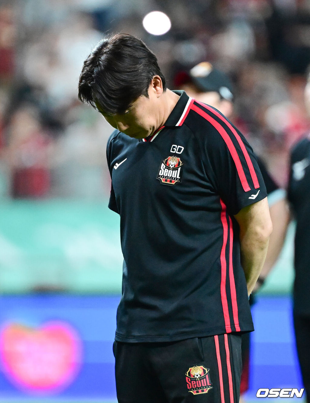기성용 이적 사가'로 인해 관심이 집중된 FC 서울과 포항 스틸러스의 맞대결은 서울의 완승으로 끝났다. 서울은 29일 서울월드컵경기장에서 열린 하나은행 K리그 1 2025 21라운드 포항 스틸러스와 맞대결서 4-1로 승리했다. 경기 종료 후 포항 김기동 감독이 성난 팬들의 야유에 고개를 숙이고 있다. 2025.06.29 / ksl0919@osen.co.kr