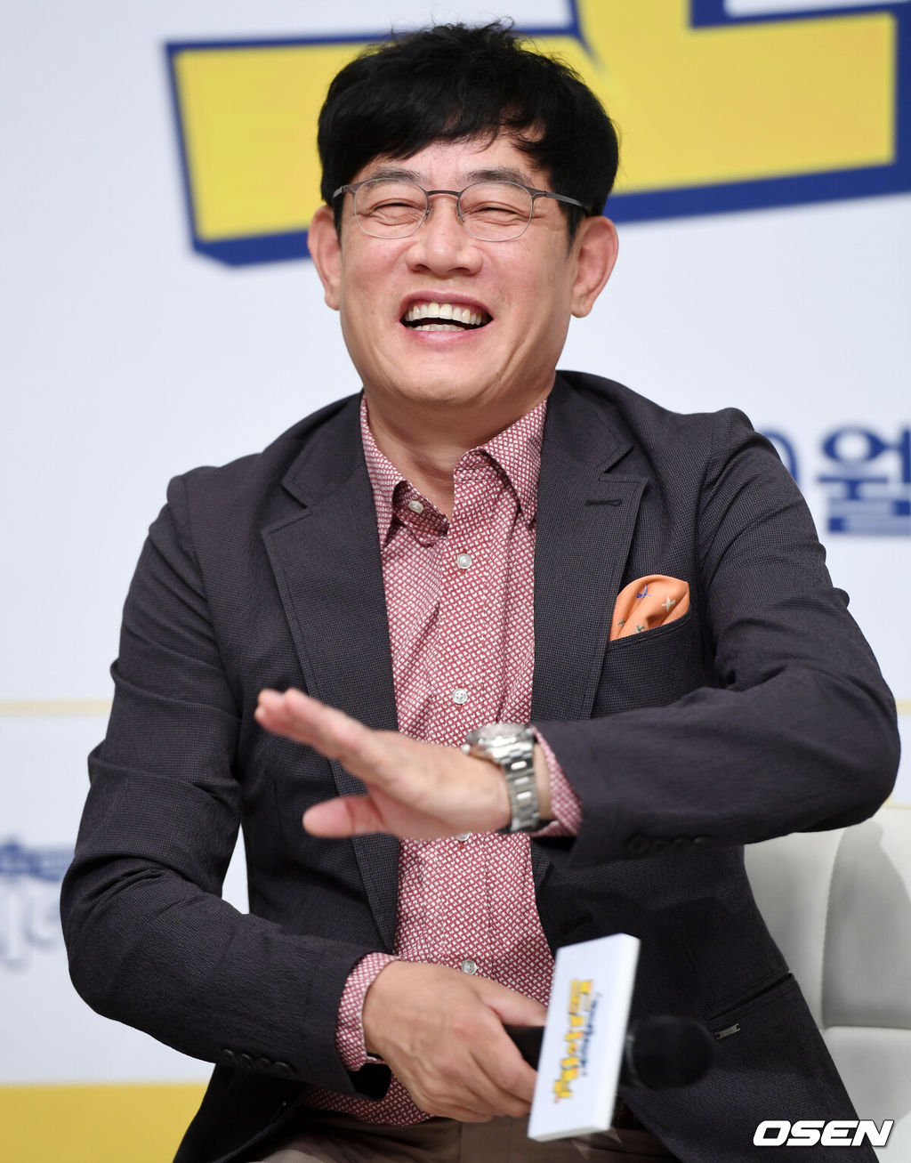 채널A의 새로운 예능프로그램 '도시어부' 제작발표회가 7일 오전 서울 마포구 상암동 동아디지털미디어센터에서 열렸다.방송인 이경규가 인터뷰를 하고 있다. /pjmpp@osen.co.kr