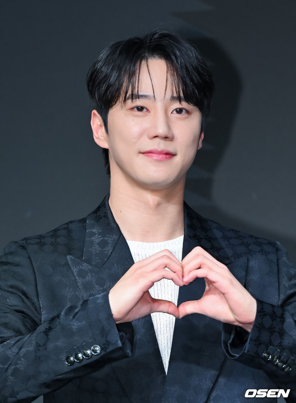 21일 서울 마포구 호텔나루에서 넷플릭스(Netflix) 시리즈 ‘약한영웅 Class 2’의 제작발표회가 진행됐다.배우 박지훈과 려운, 최민영, 유수빈, 배나라, 이민재, 이준영가 출연하는 ‘약한영웅 Class 2’는 지난 2022년 센세이션을 일으키며 학원 액션 성장 드라마의 신기원을 연 ‘약한영웅 Class 1’의 두 번째 이야기다.배우 이준영이 포즈를 취하고 있다.   2025.04.21 / soul1014@osen.co.kr