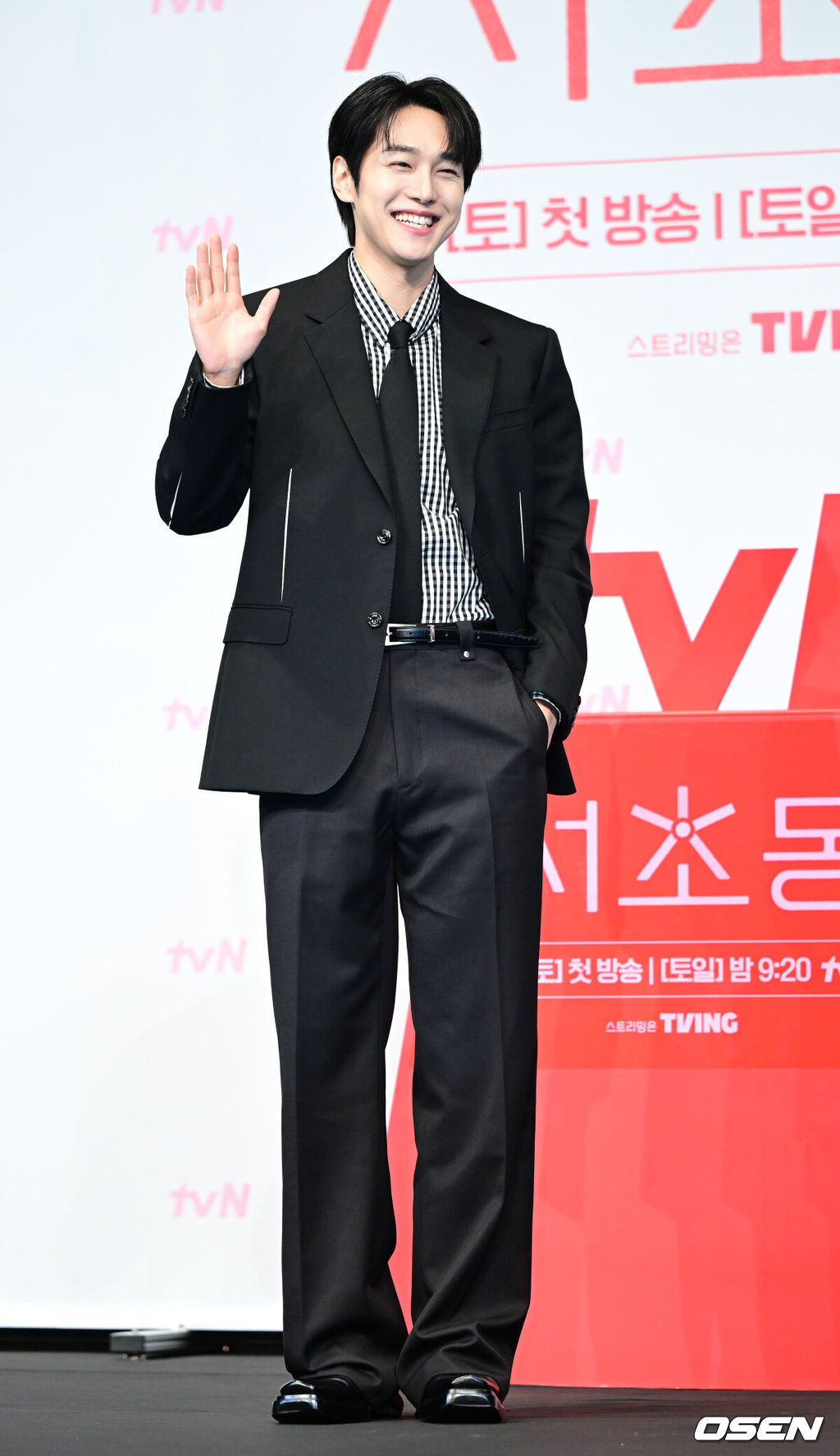 1일 오후 서울 신도림동 더링크서울 트리뷰트 포트폴리오 호텔에서 tvN 새 토일드라마 ‘서초동’ 제작발표회가 열렸다.‘서초동’은 매일 서초동 법조타운으로 출근하는 어쏘 변호사(법무법인에 고용되어 월급을 받는 변호사) 5인방의 희로애락 성장기를 담아내는 드라마다.배우 강유석이 포토타임을 하고 있다. 2025.07.01 / dreamer@osen.co.kr