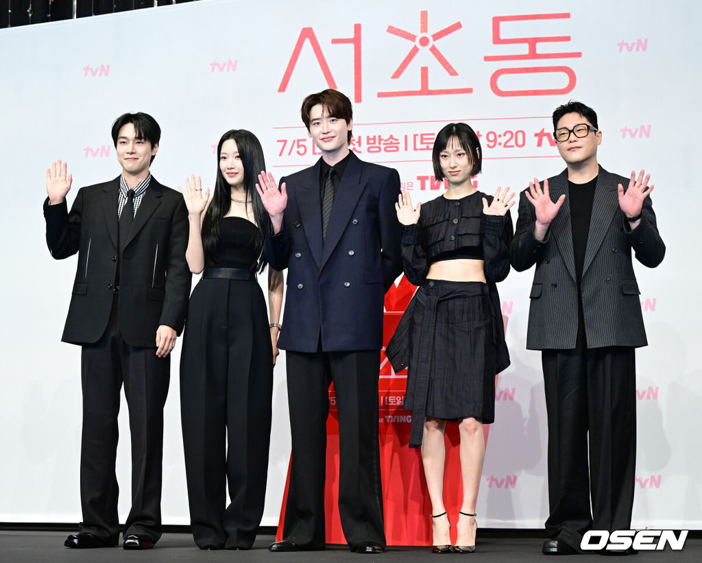 1일 오후 서울 신도림동 더링크서울 트리뷰트 포트폴리오 호텔에서 tvN 새 토일드라마 ‘서초동’ 제작발표회가 열렸다.‘서초동’은 매일 서초동 법조타운으로 출근하는 어쏘 변호사(법무법인에 고용되어 월급을 받는 변호사) 5인방의 희로애락 성장기를 담아내는 드라마다.배우 강유석, 문가영, 이종석, 류혜영, 임성재(왼쪽부터) 포토타임을 하고 있다. 2025.07.01 / dreamer@osen.co.kr