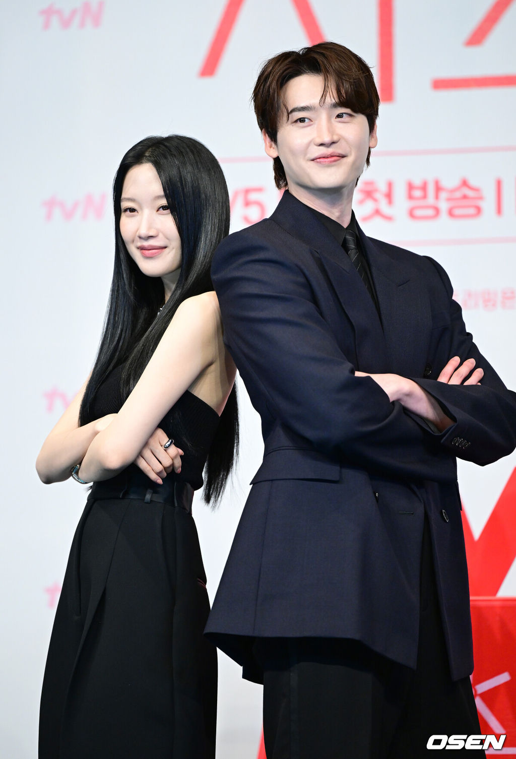 1일 오후 서울 신도림동 더링크서울 트리뷰트 포트폴리오 호텔에서 tvN 새 토일드라마 ‘서초동’ 제작발표회가 열렸다.‘서초동’은 매일 서초동 법조타운으로 출근하는 어쏘 변호사(법무법인에 고용되어 월급을 받는 변호사) 5인방의 희로애락 성장기를 담아내는 드라마다.배우 이종석과 문가영이 포토타임을 하고 있다. 2025.07.01 / dreamer@osen.co.kr