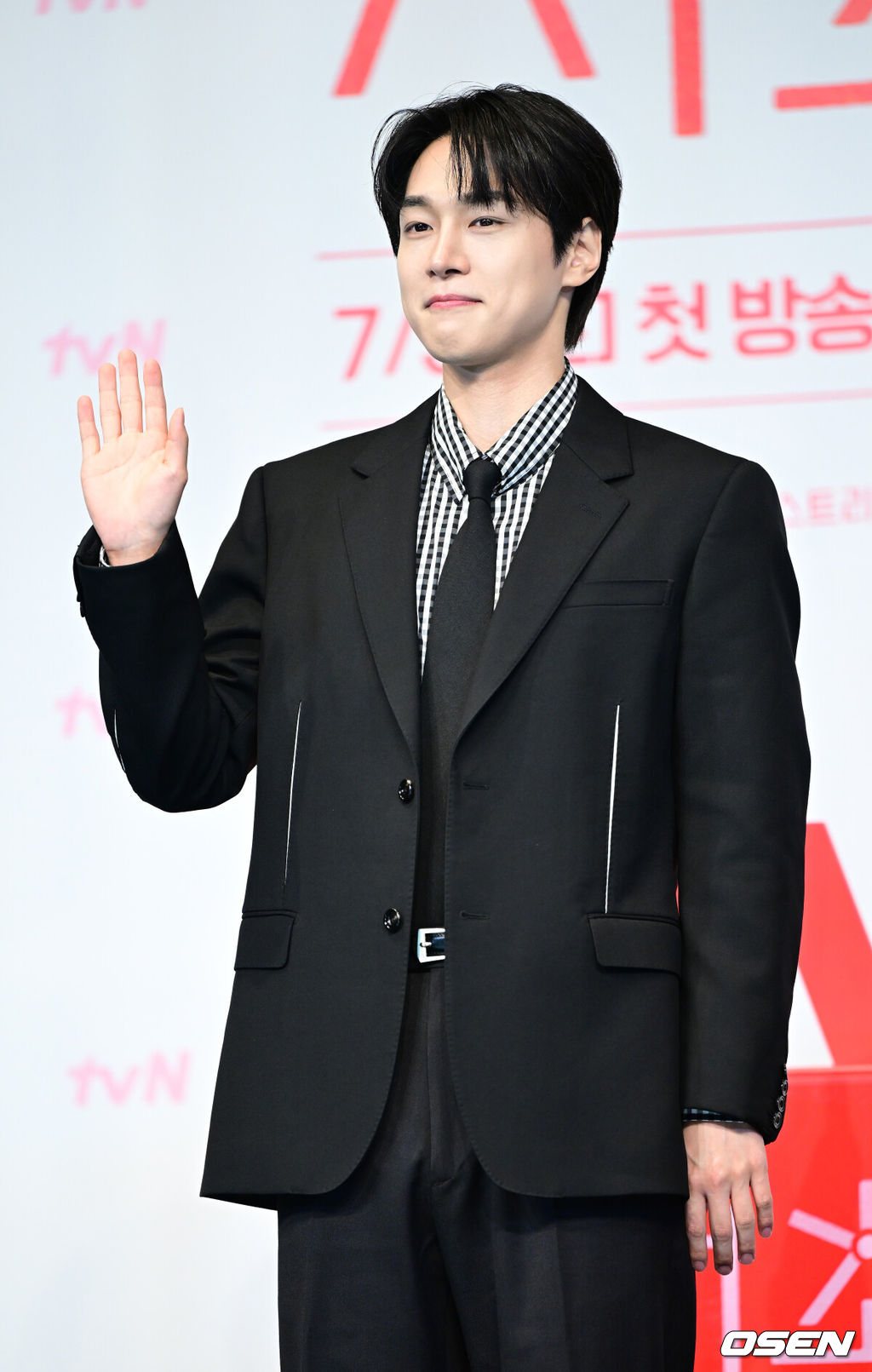 1일 오후 서울 신도림동 더링크서울 트리뷰트 포트폴리오 호텔에서 tvN 새 토일드라마 ‘서초동’ 제작발표회가 열렸다.‘서초동’은 매일 서초동 법조타운으로 출근하는 어쏘 변호사(법무법인에 고용되어 월급을 받는 변호사) 5인방의 희로애락 성장기를 담아내는 드라마다.배우 강유석이 포토타임을 하고 있다. 2025.07.01 / dreamer@osen.co.kr