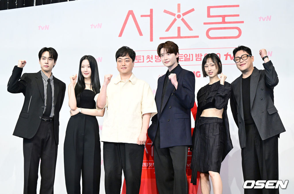 1일 오후 서울 신도림동 더링크서울 트리뷰트 포트폴리오 호텔에서 tvN 새 토일드라마 ‘서초동’ 제작발표회가 열렸다.‘서초동’은 매일 서초동 법조타운으로 출근하는 어쏘 변호사(법무법인에 고용되어 월급을 받는 변호사) 5인방의 희로애락 성장기를 담아내는 드라마다.배우 강유석, 문가영, 박승우 감독, 이종석, 류혜영, 임성재(왼쪽부터) 포토타임을 하고 있다. 2025.07.01 / dreamer@osen.co.kr