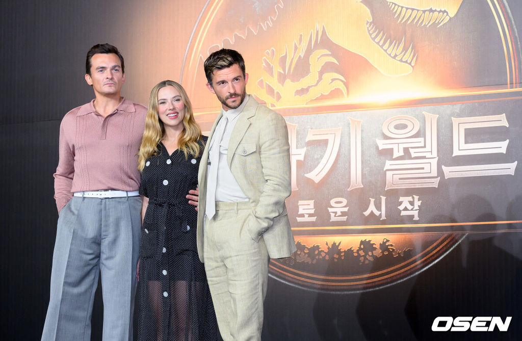 1일 오후 포시즌스 호텔 서울에서 ‘쥬라기 월드: 새로운 시작' 내한 기자간담회가 열렸다.'쥬라기 월드: 새로운 시작'은 인류를 구하기 위해 과거 쥬라기 공원의 비밀 연구소가 있는 지구상 가장 위험한 섬에 들어가게 된 '조라'(스칼렛 요한슨)와 '헨리 박사'(조나단 베일리)가 그동안 감춰져 온 충격적 진실을 발견하고 공룡들의 위협 속에서 살아남아야 하는 이야기로, 오는 7월 2일 전국 극장에서 개봉한다.루퍼트 프렌드, 스칼렛 요한슨, 조나단 베일리가 포토타임을 가지고 있다. 2025.07.01 /sunday@osen.co.kr
