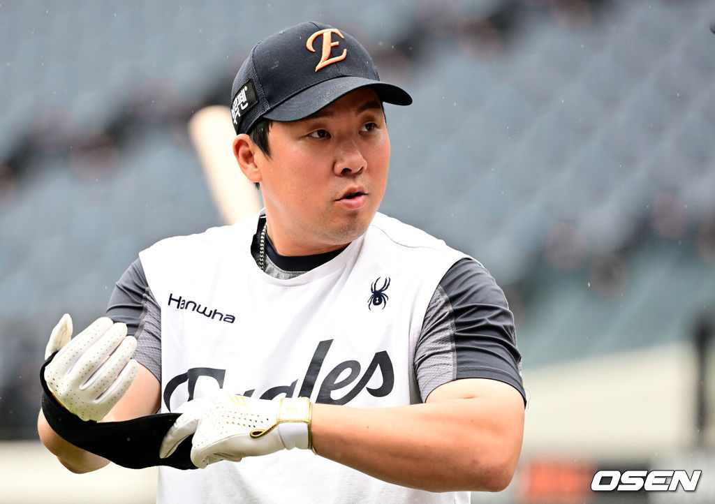 13일 대전 한화생명볼파크에서 2025 신한 SOL Bank KBO리그 한화 이글스와 LG 트윈스의 경기가 열린다.LG가 40승 26패 1무(승률 .606)로 1위, 한화는 40승 27패(승률 .597)로 2위다. 0.5경기 차이다. 경기 결과에 따라 1위가 바뀔 수도 있다. 경기가 열릴지는 미지수. 대전 한화생명볼파크에는 비가 내리고 있다. 한화 선수들이 배팅 훈련을 끝내고, 오후 3시 10분쯤 대형 방수포로 그라운드를 덮었다. 일기예보에 따르면 오후 4시~5시 7mm, 오후 5~6시 8mm, 오후 6~7시에는 5mm의 비 예보가 있다.한화 안치홍이 훈련을 하고 있다. 2025.06.13 /jpnews@osen.co.kr