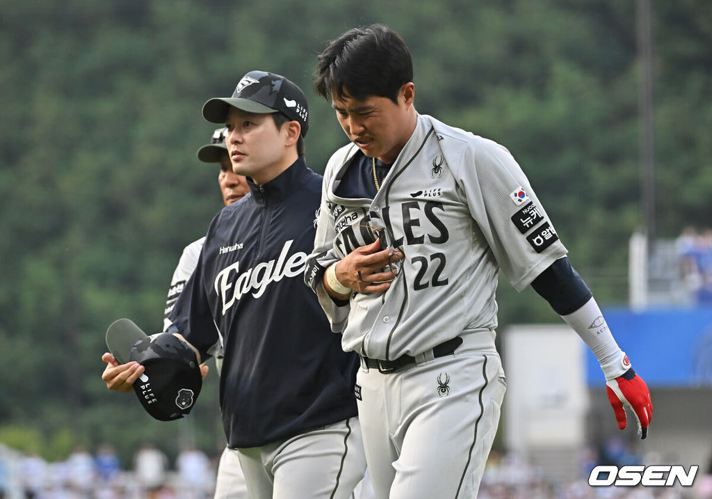 26일 대구삼성라이온즈파크에서 2025 신한 SOL 뱅크 KBO 리그 삼성 라이온즈와 한화 이글스의 경기가 열렸다. 홈팀 삼성은 가라비토가, 방문팀 한화는 문동주가 선발 출전했다. 한화 이글스 채은성이 1회말 1사 투수 땅볼을 친 삼성 라이온즈 양동근과 1루에서 충돌해 쓰러져 있다. 2025.06.26 / foto0307@osen.co.kr