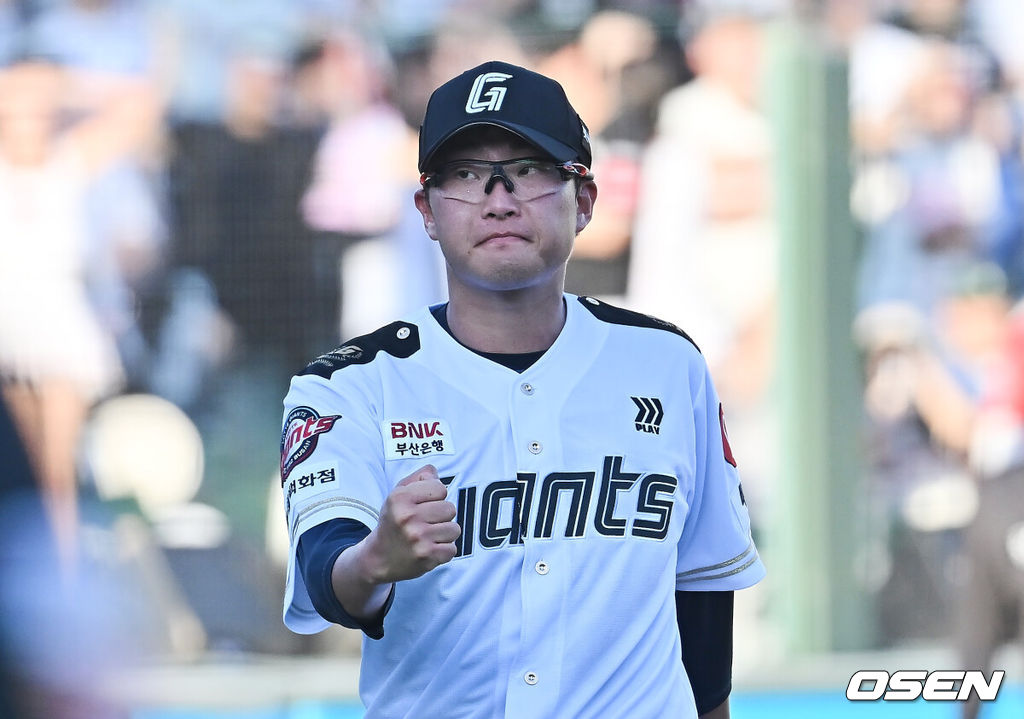29일 부산 사직야구장에서 2025 신한 SOL 뱅크 KBO 리그 롯데 자이언츠와 KT 위즈의 경기가 열렸다. 홈팀 롯데는 박세웅이, 방문팀 KT는 쿠에바스가 선발 출전했다.롯데 자이언츠 선발 투수 박세웅이 5회초 2사 1,3루 KT 위즈 이정훈을 삼진으로 잡고 환호하고 있다. 2025.06.29 / foto0307@osen.co.kr