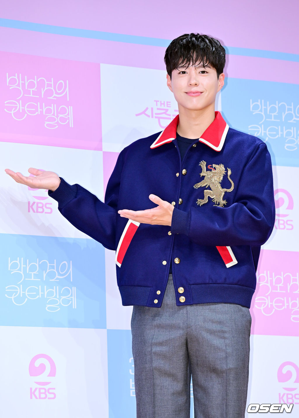 11일 오후 서울 영등포구 KBS아트홀에서 KBS2 '더 시즌즈 - 박보검의 칸타빌레' 제작발표회가 열렸다.‘더 시즌즈’는 2023년 2월부터 KBS 심야 음악 프로그램 최초로 시즌제 방식을 도입해 한 아티스트가 3개월을 진행하고 있다. 7번째 주인공은 박보검이다. ‘뮤직뱅크’ MC로도 나섰던 그가 본격 음악 프로그램의 MC로 나선 것은 이번이 처음이다. 박보검이 입장하며 포즈를 취하고 있다. 2025.03.11 / rumi@osen.co.kr