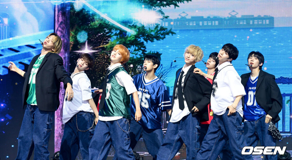 그룹 아홉(AHOF) 첫 번째 미니앨범 'WHO WE ARE(후 위 아)' 발매 및 데뷔 쇼케이스가 1일 서울 광진구 예스24 라이브홀에서 열렸다.<br /><br />아홉(AHOF·스티븐, 서정우, 차웅기, 장슈아이보, 박한, 제이엘, 박주원, 즈언, 다이스케)의 'WHO WE ARE’는 완전함에 도달하기 전, 팀의 색과 정체성을 찾아가는 여정이 담겨있다. 타이틀곡 '그곳에서 다시 만나기로 해 (Rendezvous)'는 기타와 드럼이 만드는 몽환적인 사운드 위로 복잡한 감정을 투영한 밴드 트랙이다.<br /><br />아홉이 멋진 무대를 선보이고 있다. 2025.07.01 /cej@osen.co.kr