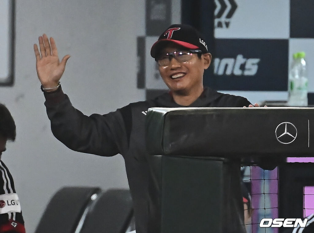 21일 부산 사직야구장에서 2025 신한 SOL 뱅크 KBO 리그 롯데 자이언츠와 LG 트윈스의 경기가 열렸다. 홈팀 롯데는 나균안이, 방문팀 LG는 임찬규가 선발 출전했다. LG 트윈스 염경엽 감독이 6회초 우중월 동점 솔로 홈런을 친 이영빈과 하이파이브를 하고 있다. 2025.05.21 / foto0307@osen.co.kr