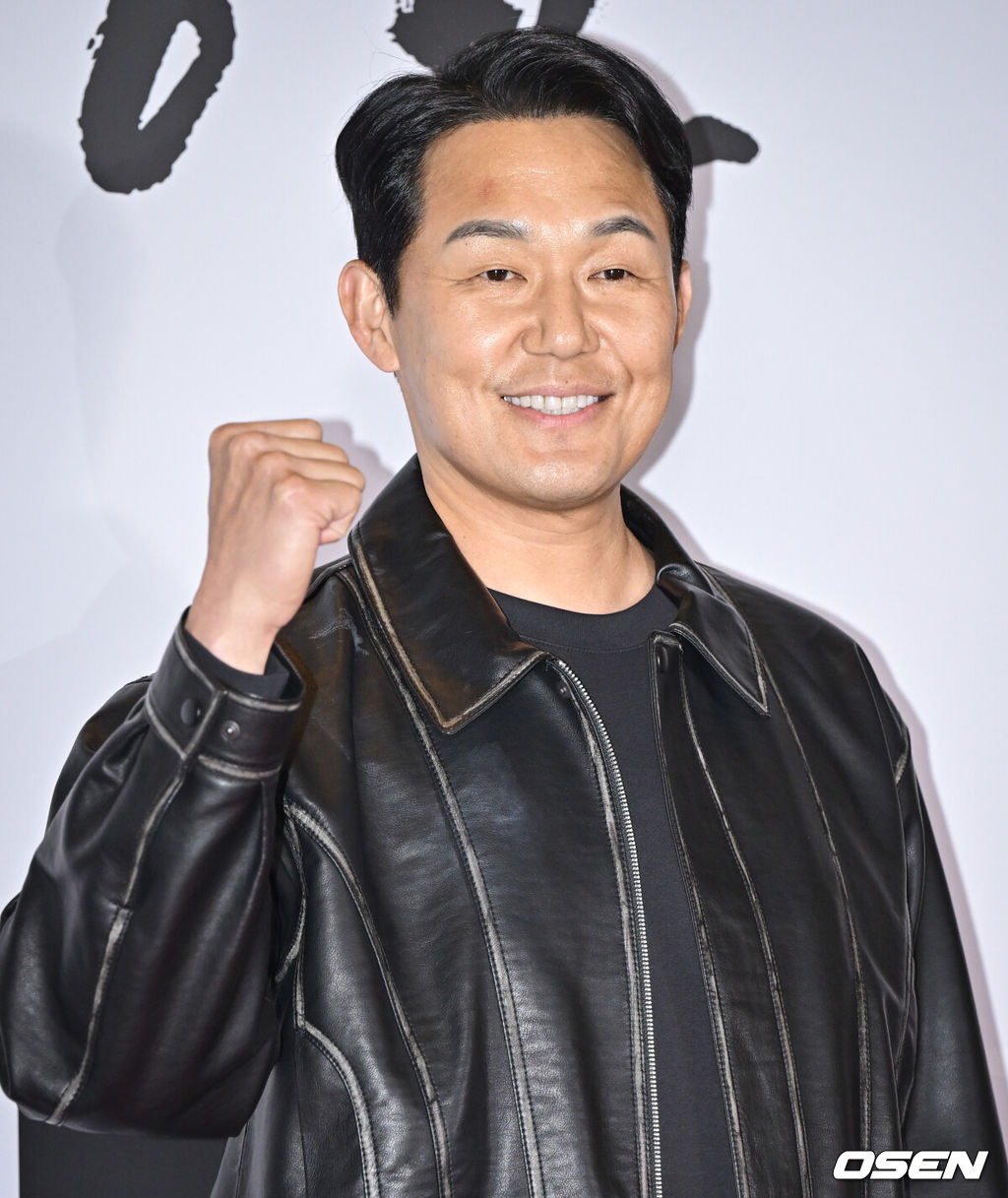19일 오후 서울 용산구 한강대로 CGV 용산아이파크몰에서 영화 '승부' VIP 시사회 포토월 행사가 열렸다.영화 '승부'는 대한민국 최고의 바둑 레전드 조훈현(이병헌 분)이 제자와의 대결에서 패한 후 타고난 승부사 기질로 다시 한번 정상에 도전하는 이야기를 그린다.배우 박성웅이 포즈를 취하고 있다. 2025.03.19 /cej@osen.co.kr