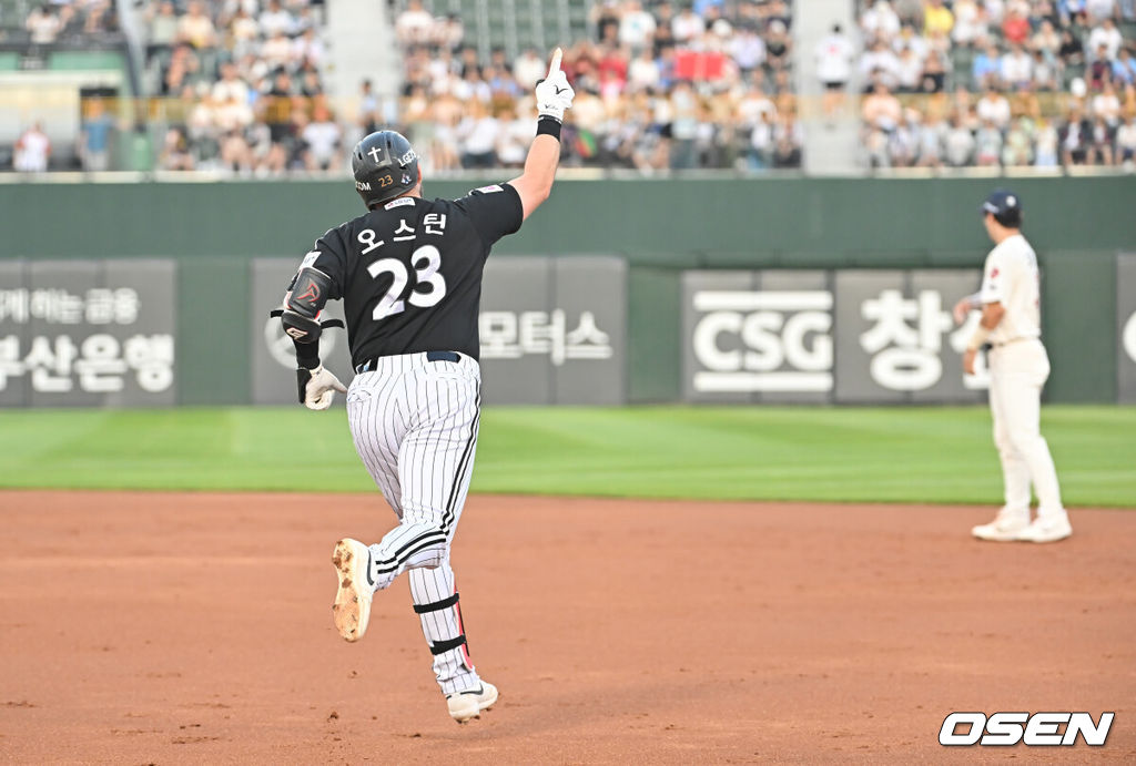 1일 부산 사직야구장에서 2025 신한 SOL 뱅크 KBO 리그 롯데 자이언츠와 LG 트윈스의 경기가 열렸다. 홈팀 롯데는 데이비슨이, 방문팀 LG는 에르난데스가 선발 출전했다.LG 트윈스 오스틴이 3회초 1사 2루 좌월 2점 홈런을 치고 세리머니를 하고 있다. 2025.07.01 / foto0307@osen.co.kr