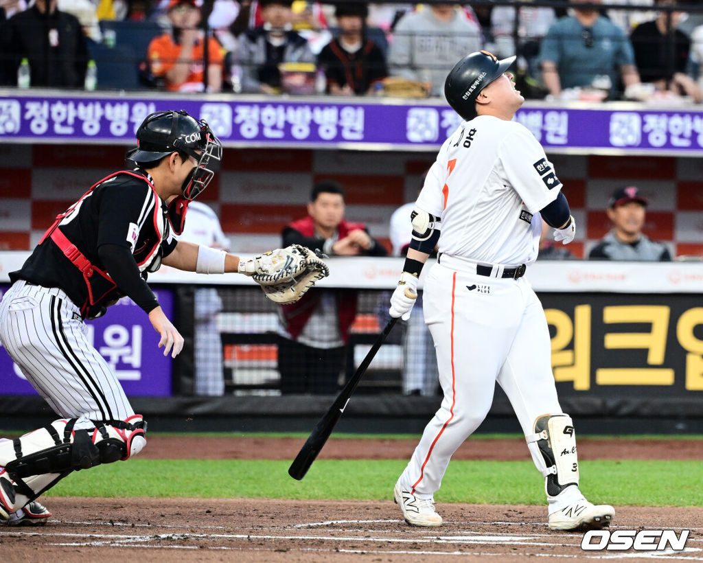 1회말 무사에서 한화 안치홍이 삼진에 아쉬워하고 있다. 2025.04.29 /jpnews@osen.co.kr