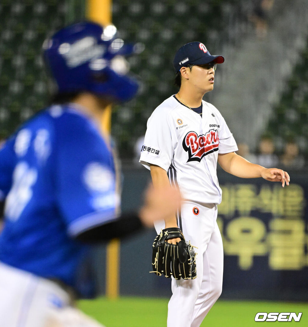 1일 오후 서울 잠실구장에서 ‘2025 신한 SOL Bank KBO리그’ 두산 베어스와 삼성 라이온즈의 경기가 열렸다.두산은 최민석, 삼성은 아리엘 후라도가 선발로 나섰다.8회초 1사 만루에서 두산 이병헌이 삼성 김성윤에 밀어내기 볼넷을 하용하고 있다. 2025.07.01 /jpnews@osen.co.kr