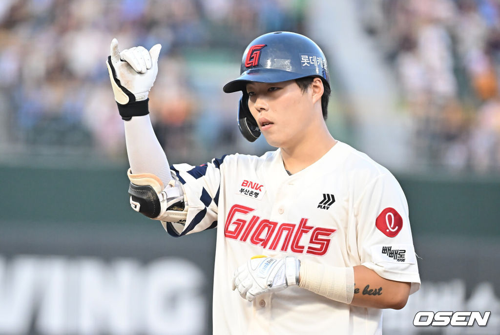 1일 부산 사직야구장에서 2025 신한 SOL 뱅크 KBO 리그 롯데 자이언츠와 LG 트윈스의 경기가 열렸다. 홈팀 롯데는 데이비슨이, 방문팀 LG는 에르난데스가 선발 출전했다.롯데 자이언츠 고승민이 3회말 2사 1,2루 우익수 앞 1타점 안타를 히고 세리머니를 하고 있다. 2025.07.01 / foto0307@osen.co.kr