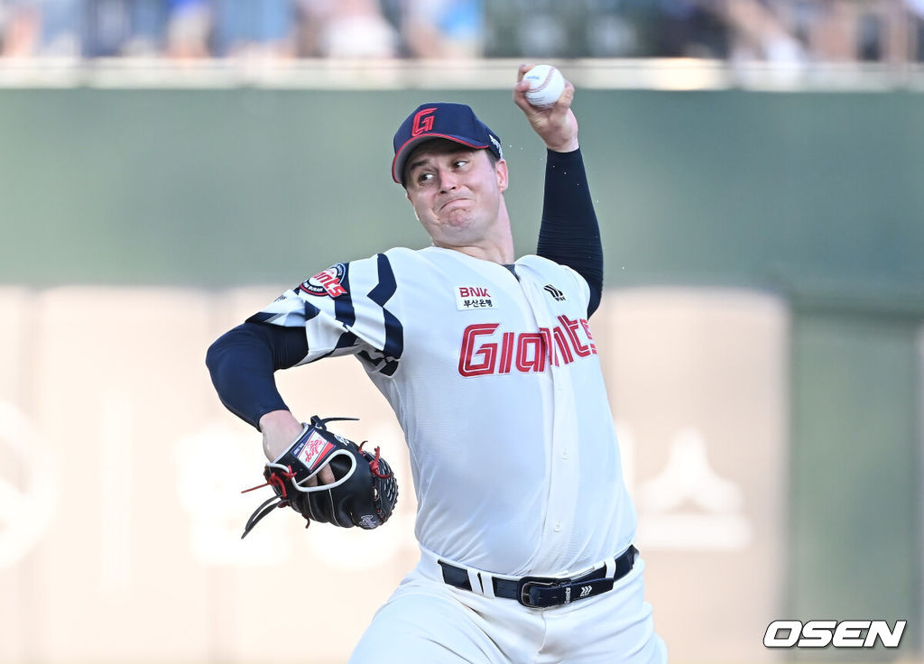 1일 부산 사직야구장에서 2025 신한 SOL 뱅크 KBO 리그 롯데 자이언츠와 LG 트윈스의 경기가 열렸다. 홈팀 롯데는 데이비슨이, 방문팀 LG는 에르난데스가 선발 출전했다.롯데 자이언츠 선발 투수 데이비슨이 역투하고 있다. 2025.07.01 / foto0307@osen.co.kr