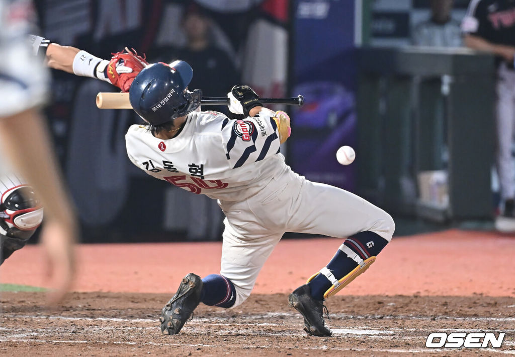 1일 부산 사직야구장에서 2025 신한 SOL 뱅크 KBO 리그 롯데 자이언츠와 LG 트윈스의 경기가 열렸다. 홈팀 롯데는 데이비슨이, 방문팀 LG는 에르난데스가 선발 출전했다.롯데 자이언츠 김동혁이 5회말 무사 1,2루 LG 트윈스 이정용의 투구를 피할려다 배트에 맞으며 포수 병살타로 아웃되고 있다. 2025.07.01 / foto0307@osen.co.kr