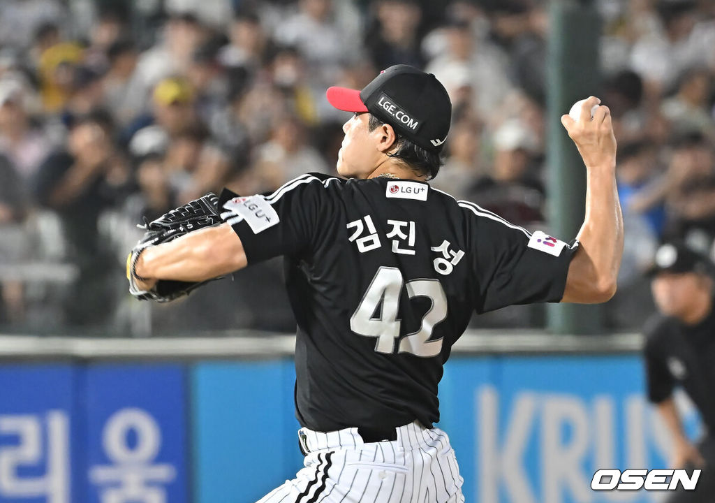 1일 부산 사직야구장에서 2025 신한 SOL 뱅크 KBO 리그 롯데 자이언츠와 LG 트윈스의 경기가 열렸다. 홈팀 롯데는 데이비슨이, 방문팀 LG는 에르난데스가 선발 출전했다.LG 트윈스 김진성이 역투하고 있다. 2025.07.01 / foto0307@osen.co.kr
